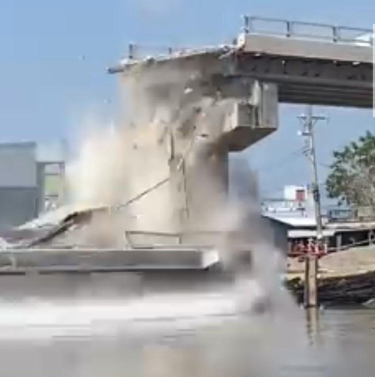 Cầu 54 tỉ đồng ở Cà Mau chưa kịp thông xe bất ngờ đổ sập ảnh 1