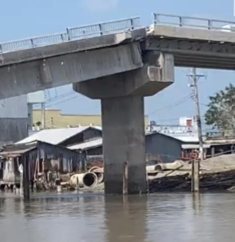 Cầu 54 tỉ đồng ở Cà Mau chưa kịp thông xe bất ngờ đổ sập ảnh 2