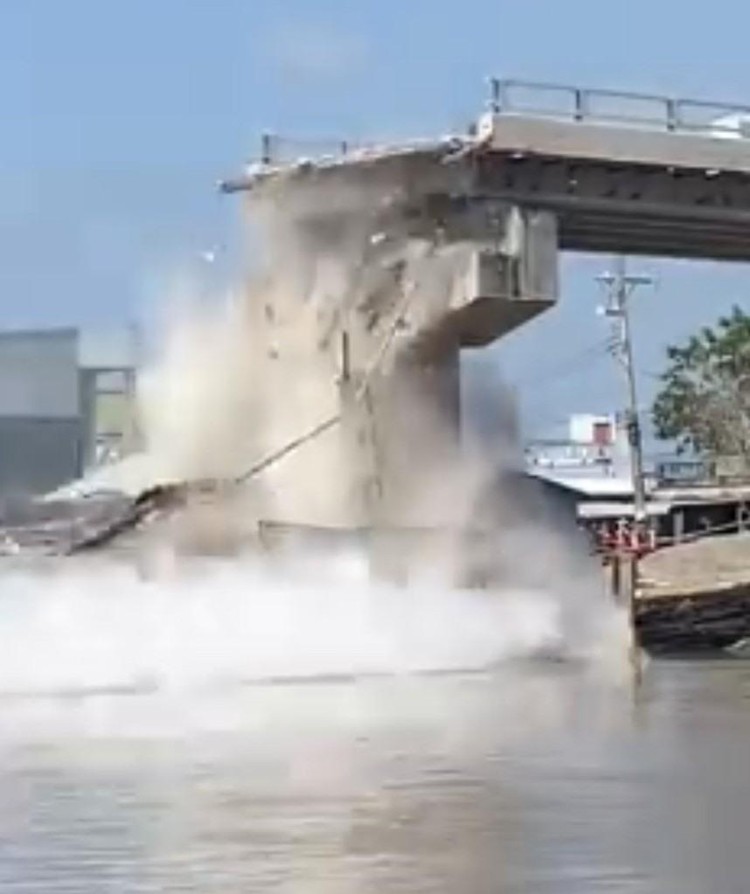 Cầu 54 tỉ đồng ở Cà Mau chưa kịp thông xe bất ngờ đổ sập ảnh 3