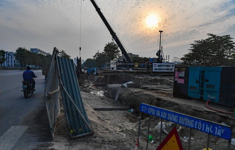 Đường nghìn tỷ ở Hà Nội bị đào xới sau gần 2 năm thông xe ảnh 6