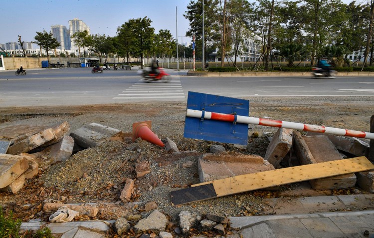 Đường nghìn tỷ ở Hà Nội bị đào xới sau gần 2 năm thông xe ảnh 8