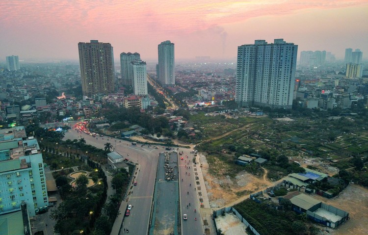 Đường nghìn tỷ ở Hà Nội bị đào xới sau gần 2 năm thông xe ảnh 9