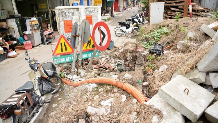 Dự án hơn 800 tỷ đồng ở Hà Nội chậm tiến độ: Nhếch nhác, đe dọa tính mạng người dân ảnh 2