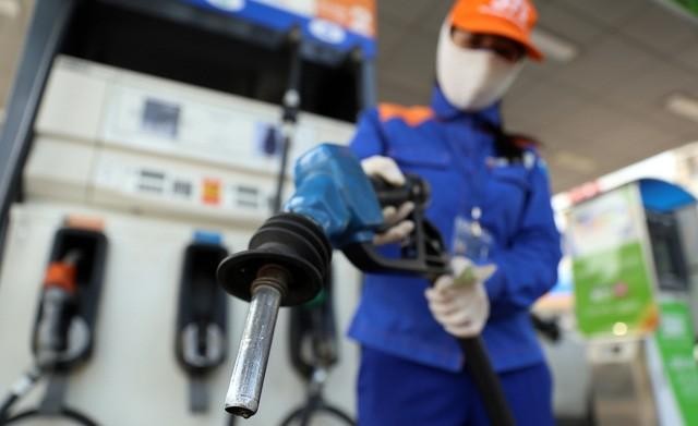 Chính phủ yêu cầu 2 Bộ Công Thương và Tài Chính phối hợp điều hành giá xăng dầu bám sát giá thị trường thế giới.