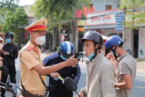Lực lượng Cảnh sát giao thông Công an huyện Phú Thiện (Gia Lai) thực hiện kiểm tra nồng độ cồn vào giờ cao điểm. Ảnh: TTXVN