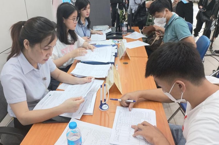 Người lao động đăng ký thông tin tuyển dụng tại Trung tâm Dịch vụ việc làm Hà Nội tháng 7/2022.