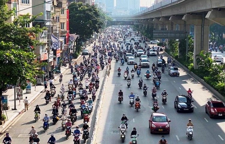 Nhiều đoạn đường Nguyễn Trãi, xe máy và ôtô vẫn đi chung một làn dù đã thí điểm phân làn phương tiện tách riêng 2 loại phương tiện này. Ảnh: Vietnam+