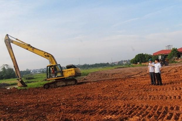 Lực lượng chức năng thành phố Vĩnh Yên tổ chức thi công trên diện tích đất đã được giải phóng mặt bằng. (Nguồn: baovinhphuc.com.vn)