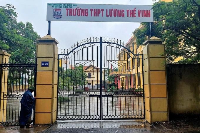 135 học sinh trường THPT Lương Thế Vinh đã được quay trở lại trường. Ảnh: TTXVN