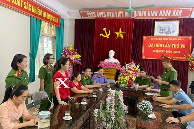 Cơ quan Cảnh sát điều tra (PC03) Công an tỉnh Sơn La thi hành quyết định khởi tố vụ án, khởi tố bị can và lệnh bắt tạm giam đối với Trần Việt Anh (dấu X)