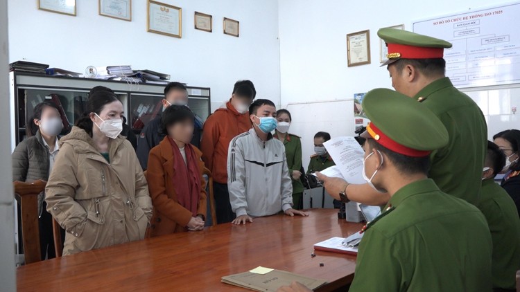Cơ quan Cảnh sát điều tra Công an tỉnh Lâm Đồng đọc lệnh khởi tố, khám xét tại nơi làm việc của 2 bị can. Ảnh: Công an Lâm Đồng
