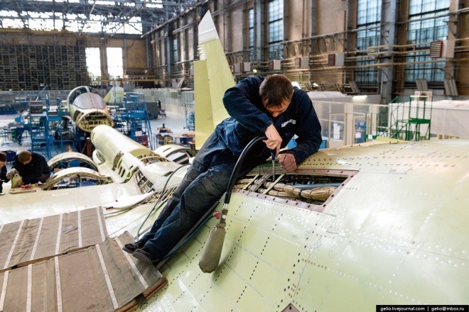 Bên trong nhà máy chế tạo tiêm kích bom Su-34 Nga ảnh 4