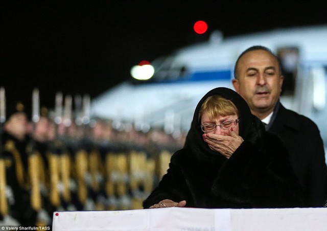 Mẹ và phu nhân nghẹn ngào đưa thi thể Đại sứ Nga về nước ảnh 2