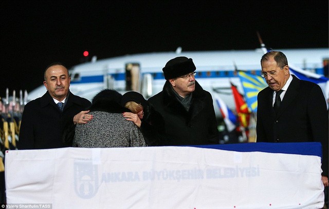 Mẹ và phu nhân nghẹn ngào đưa thi thể Đại sứ Nga về nước ảnh 7