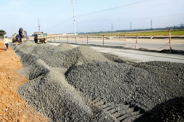 Gói thầu Xây dựng đường Đồng Tiến - Tân Phú, huyện Đồng Phú
(tỉnh Bình Phước) có giá gần 130 tỷ đồng. Ảnh: Nhã Chi