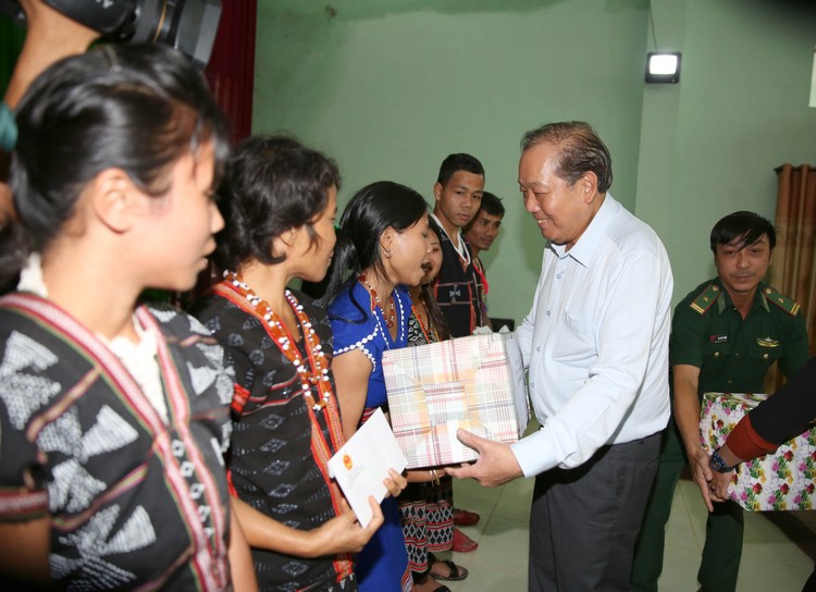 Phó Thủ tướng Thường trực động viên nhân dân, chỉ đạo cứu trợ lũ lụt tại Quảng Nam ảnh 1