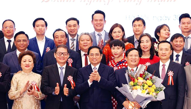 Thủ tướng Chính phủ Phạm Minh Chính chụp ảnh cùng các doanh nhân tại Đại hội toàn quốc của Liên đoàn Thương mại và Công nghiệp Việt Nam (VCCI), tháng 12/2021. Ảnh: Quý Bắc