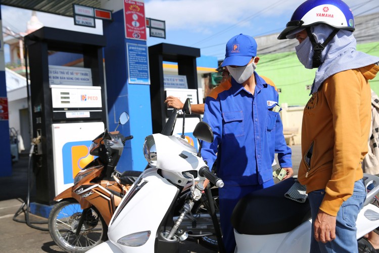 Phó Thủ tướng Lê Minh Khái yêu cầu Bộ Công Thương tiếp tục phối hợp chặt chẽ với Bộ Tài chính điều hành giá xăng dầu linh hoạt, góp phần kiểm soát lạm phát. Ảnh: Lê Tiên