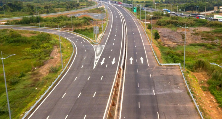 Tổng khối lượng xây lắp giai đoạn 1 của Dự án Xây dựng công trình đường bộ cao tốc Bắc - Nam phía Đông đã hoàn thành 35,4%. Ảnh: Song Lê