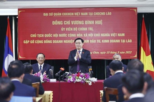 Chủ tịch Quốc hội gặp mặt kiều bào, cộng đồng doanh nghiệp Việt Nam tại Lào ảnh 1