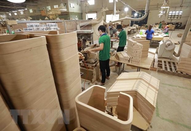 Sản xuất gỗ ván ép cong xuất khẩu tại nhà máy của Công ty Trách nhiệm hữu hạn Gỗ ván ép Nhật Nam, xã An Điền, huyện Bến Cát, tỉnh Bình Dương. (Ảnh: Vũ Sinh/TTXVN)
