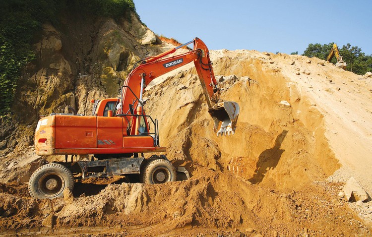 Sau gần 9 tháng kể từ khi khởi công, các mỏ đất đắp mới được cấp phép cho nhà thầu khai thác phục vụ thi công cao tốc Bắc - Nam. Ảnh: Nhã Chi