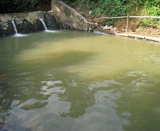 Suối nước khoáng Bang Quảng Bình ngày càng bị ô nhiễm.