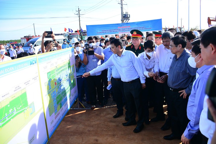 Thủ tướng Chính phủ Phạm Minh Chính chứng kiến và chỉ đạo tại Lễ ra quân thi công hạng mục san nền và thoát nước Sân bay Long Thành. 